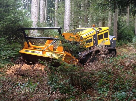 Robopower– ciężki nośnik głowic roboczych, wyposażony w trzypunktowy układ zawieszenia dla głowic roboczych z przodu i z tyłu maszyny z wałem napędowym – WOM